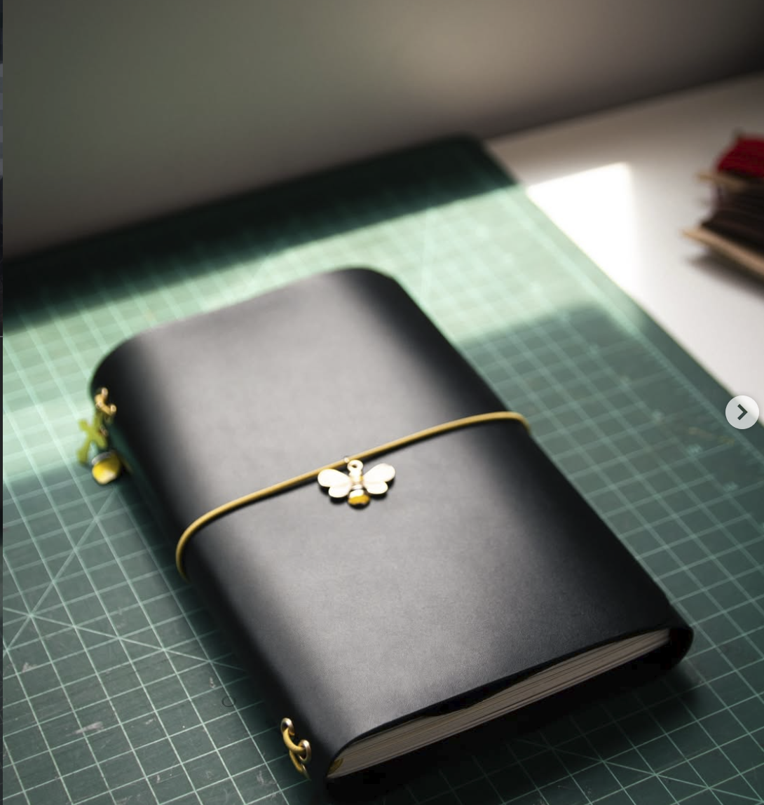 Caderno Relier de couro all black com pingente de abelha